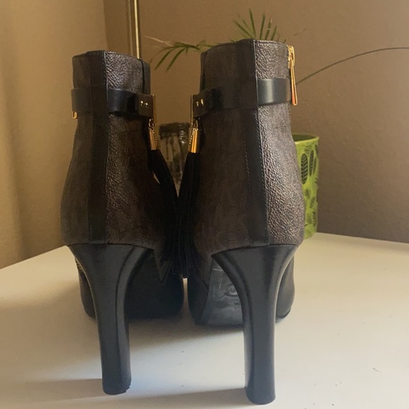 Gently worn Logo Michael Kors heeled booties - Picture 8 of 8